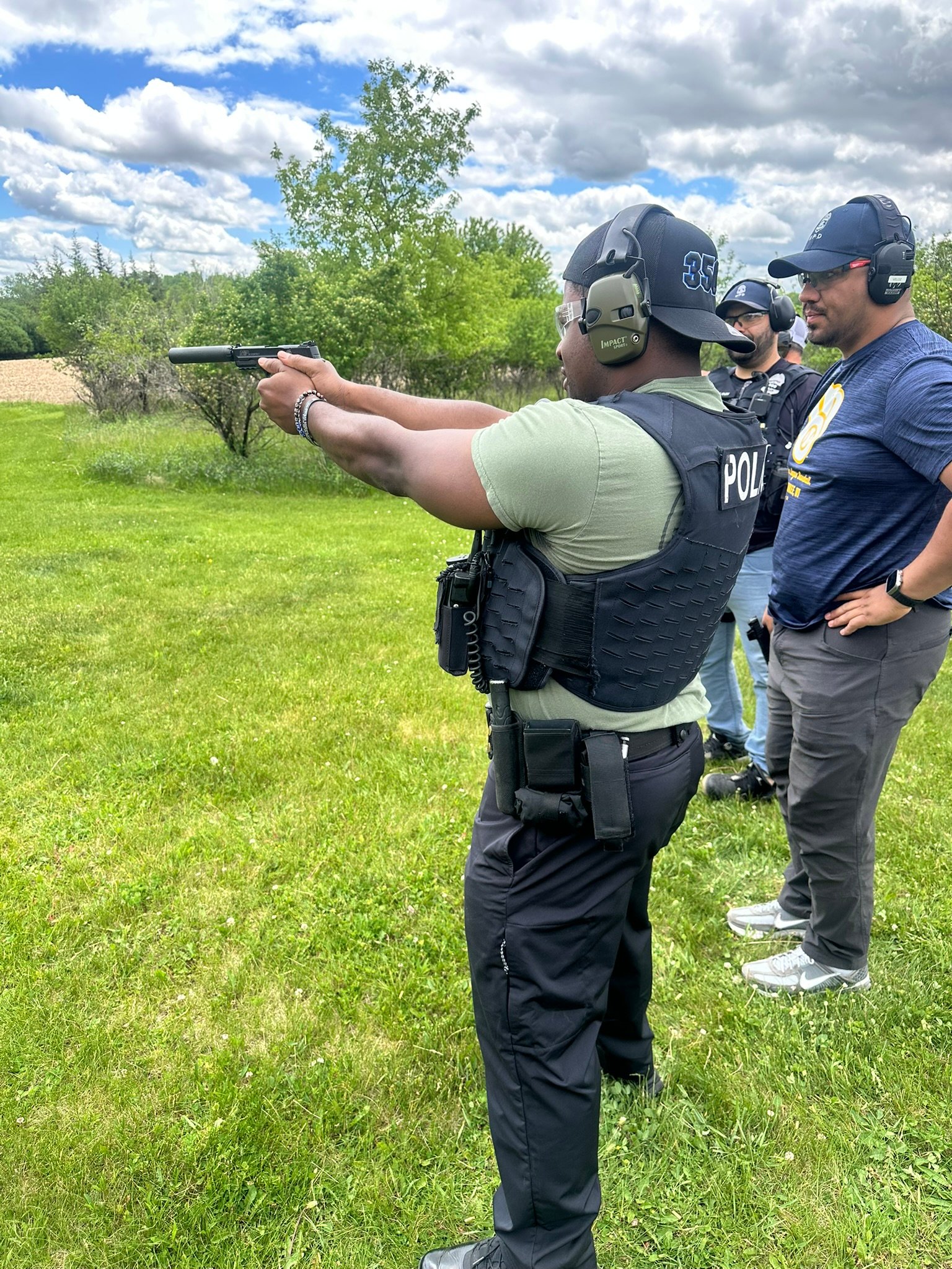 Law enforcement handgun qualification — outdoor range